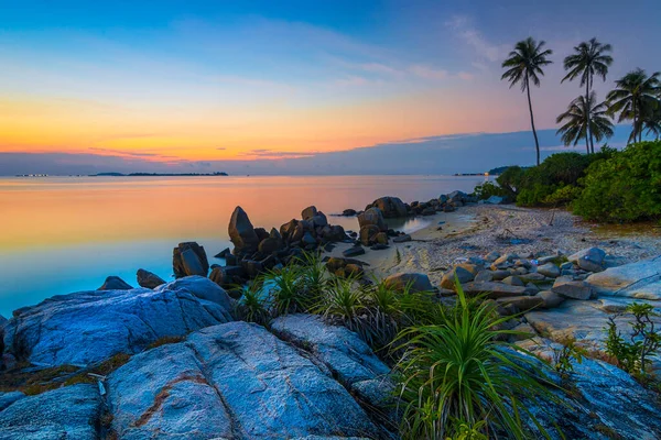 Krásný Východ Slunce Mezi Plážovými Skalami Ostrova Trikora Bintan — Stock fotografie