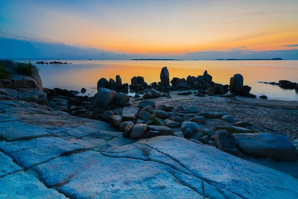 Krásný Východ Slunce Mezi Plážovými Skalami Ostrova Trikora Bintan — Stock fotografie