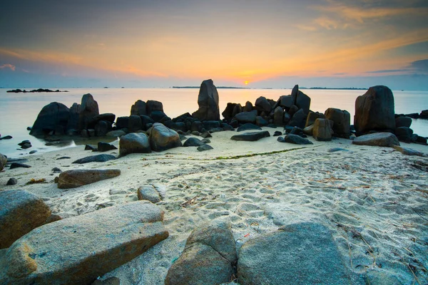 Krásný Východ Slunce Mezi Plážovými Skalami Ostrova Trikora Bintan — Stock fotografie