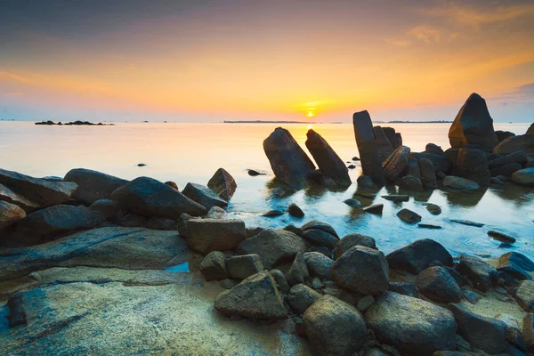 Krásný Východ Slunce Mezi Plážovými Skalami Ostrova Trikora Bintan — Stock fotografie