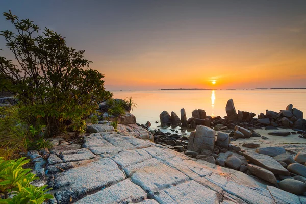 Krásný Východ Slunce Mezi Plážovými Skalami Ostrova Trikora Bintan — Stock fotografie