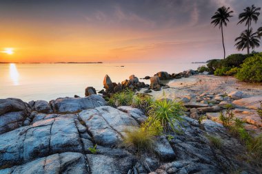 Bintan adasının Trikora kayalıkları arasında güzel bir gün doğumu.