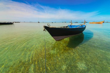 Trikora Sahili 1-9-2018 Bintan Adası, uçan bir teknenin fotoğrafını çekiyor çünkü deniz suyu çok temiz.