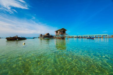 Trikora Sahili 1-9-2018 Bintan Adası, uçan bir teknenin fotoğrafını çekiyor çünkü deniz suyu çok temiz.