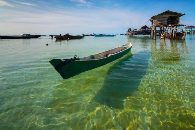 Trikora Sahili 1-9-2018 Bintan Adası, uçan bir teknenin fotoğrafını çekiyor çünkü deniz suyu çok temiz.