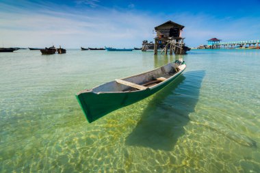 Trikora Sahili 1-9-2018 Bintan Adası, uçan bir teknenin fotoğrafını çekiyor çünkü deniz suyu çok temiz.