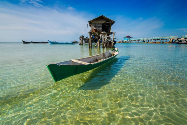 Trikora Sahili 1-9-2018 Bintan Adası, uçan bir teknenin fotoğrafını çekiyor çünkü deniz suyu çok temiz.