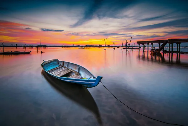 漁師村の美しい夕日と伝統的なボート Batam Island — ストック写真