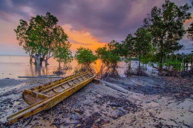 Batam adasının Malezya sahillerinde güzel bir atmosfer. Aile ve arkadaşlarla dinlenmek için mükemmel bir yer.