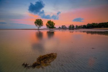 Batam adasının Malezya sahillerinde güzel bir atmosfer. Aile ve arkadaşlarla dinlenmek için mükemmel bir yer.