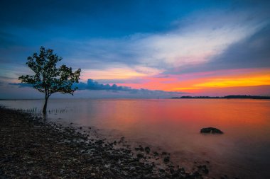 Batam adasının Malezya sahillerinde güzel bir atmosfer. Aile ve arkadaşlarla dinlenmek için mükemmel bir yer.