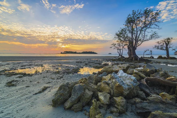 Krásný Východ Slunce Pláži Elyora Barelang Batam Mangrovníky Korálové Útesy — Stock fotografie