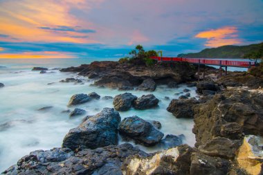 Menganti sahilinde güzel bir gün batımı, Kebumen Şehri - Endonezya