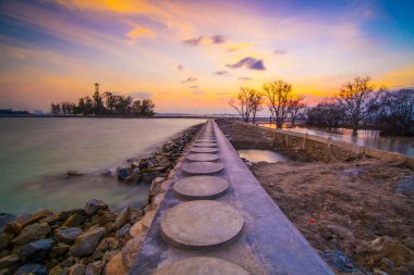 Putri Adası Batam Adası 'nda muhteşem bir gün batımı. Aile ve arkadaşlarla tatile çıkmak için doğru yer.