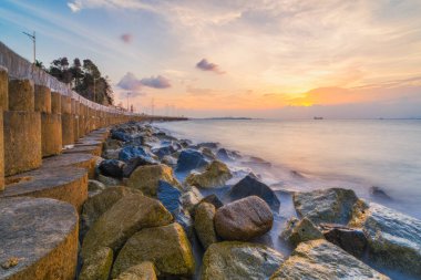Putri Adası Batam Adası 'nda muhteşem bir gün batımı. Aile ve arkadaşlarla tatile çıkmak için doğru yer.