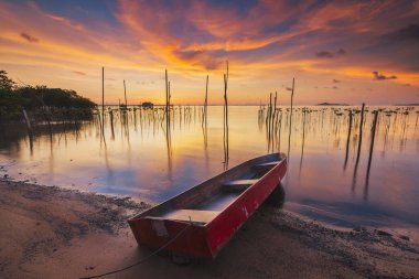Sembulang Batam balıkçı köyünde, rıhtımda, balıkçı teknelerinde inanılmaz bir gün doğumu.