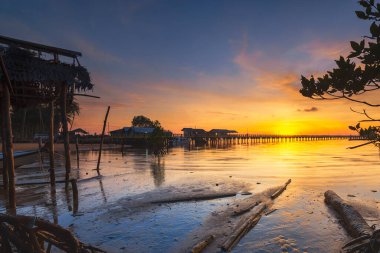 Sembulang Batam balıkçı köyünde, rıhtımda, balıkçı teknelerinde inanılmaz bir gün doğumu.
