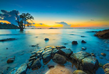 Tanjung Pinggir sahilinde güzel bir gün batımı Barelang Batam, mangrov ağaçları ve mercan resifleri bu sahilde