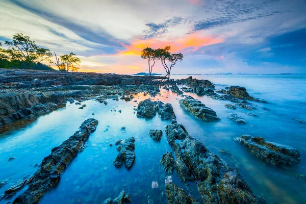美丽的日落时分 平吉尔 巴丹海滩上 红树林和珊瑚礁都在这个海滩上 — 图库照片