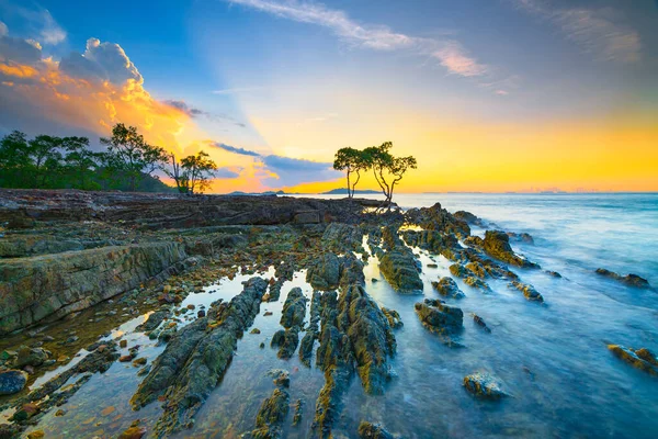 Krásný Západ Slunce Pláži Tanjung Pinggir Barelang Batam Mangrovníky Korálové — Stock fotografie