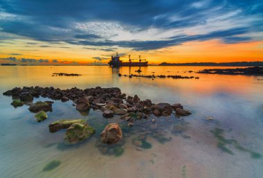 Tanker gemisi hasar gördü ve plaj dangas sekupang batam şehrinde güneş doğuyor.