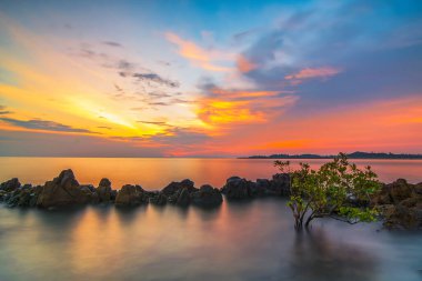 Batam adasının Malezya sahillerinde güzel bir gün doğumu