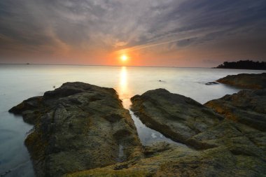 Batam adasının Malezya sahillerinde güzel bir gün doğumu