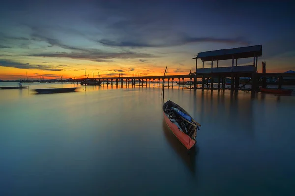 漁師村の美しい夕日と伝統的なボート Batam Island — ストック写真