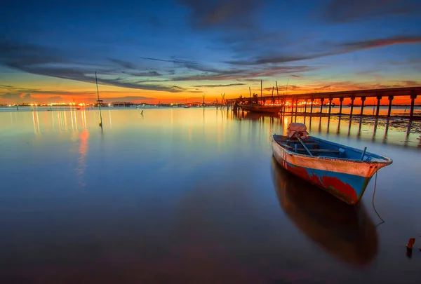 漁師村の美しい夕日と伝統的なボート Batam Island — ストック写真