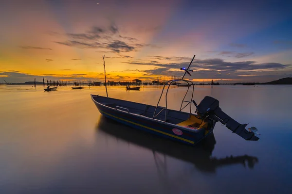 漁師村の美しい夕日と伝統的なボート Batam Island — ストック写真