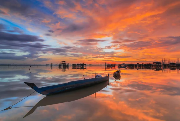 漁師村の美しい夕日と伝統的なボート Batam Island — ストック写真