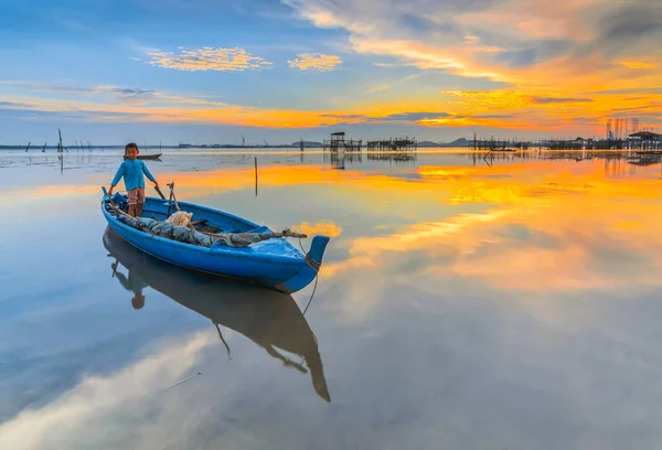 Krásný Západ Slunce Tradiční Loď Rybářské Vesnici Batam Island — Stock fotografie