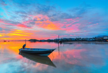 Geleneksel Tekne Gün batımında