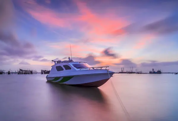 伝統的なボート日没の瞬間に — ストック写真