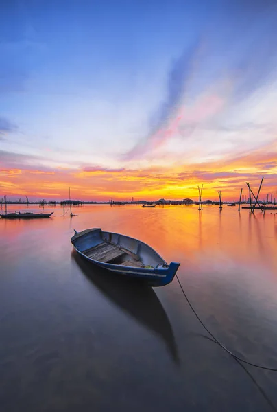 伝統的なボート日没の瞬間に — ストック写真