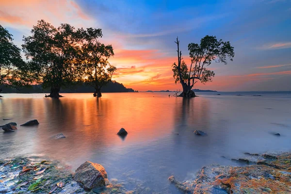 Západ Slunce Pláži Tanjung Pinggir Batam Island Skály Podél Pobřeží — Stock fotografie
