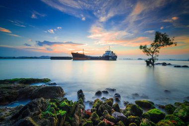 Günbatımında Tanker Gemisi Batam Adası 'nda, kayalarda yosun