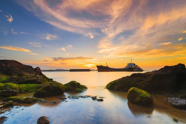 Günbatımında Tanker Gemisi Batam Adası Nda Kayalarda Yosun Telifsiz Stok Fotoğraflar