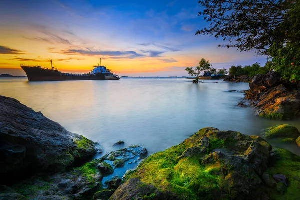 Günbatımında Tanker Gemisi Batam Adası Nda Kayalarda Yosun Stok Resim