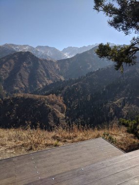 Kok-Zhailau yolundaki dağlar