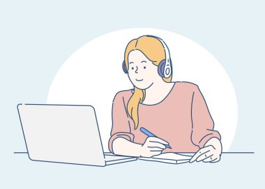 Kulaklıklı genç bir kadın evde otururken dizüstü bilgisayarda çalışıyor. Ev kavramından çalış. E-öğrenme konsepti. İnce çizgi şeklinde çizilmiş el, vektör çizimleri.
