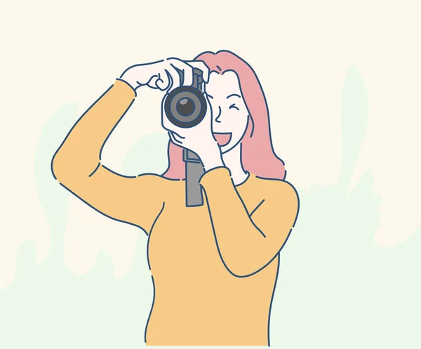 Mujer Joven Tomando Una Foto Con Una Cámara Mano Dibujada — Vector de stock