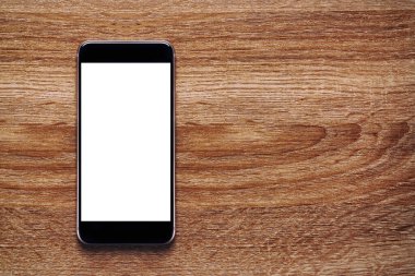 Tahta Masa 'da güzel desenli beyaz ekranlı akıllı telefon ve içerik eklemek için kopyalama alanı. Akıllı telefon konsepti ve yaşam tarzı. Kırpma yolu var