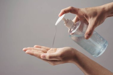 Alkol jeli ya da antibakteriyel sabun antivirüs bakterisi, kirli cilt bakım konsepti ile el yıkamak. Mikrop ve bakterilerin yayılmasını önlemek ve evdeki Corona virüsünü önlemek..