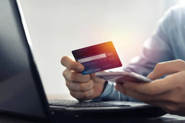 Evde fotokopi alanı olan online alışveriş için cep telefonu olan Asyalı bir adam kredi kartı. E-ödeme teknolojisi, alışveriş kolik yaşam tarzı, veya cep telefonu finansal uygulama konsepti, kredi kartı modeli