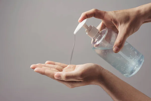Alkol jeli ya da antibakteriyel sabun antivirüs bakterisi, kirli cilt bakım konsepti ile el yıkamak. Mikrop ve bakterilerin yayılmasını önlemek ve evdeki Corona virüsünü önlemek..
