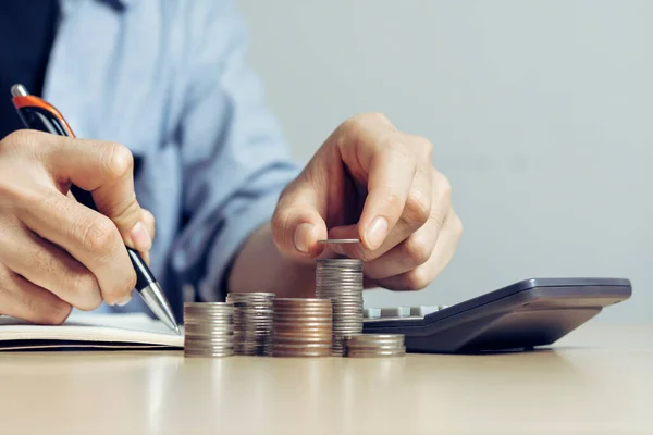 Los Hombres Negocios Están Utilizando Bolígrafos Para Registrar Cantidad Monedas —  Fotos de Stock