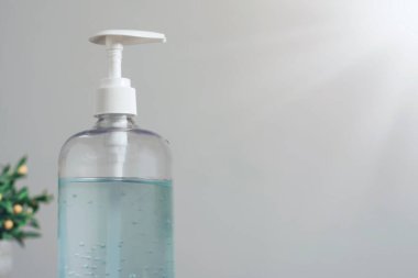 Coronavirus veya Coperid-19 önleme konsepti. Alkol jeli antivirüs bakterisi evde. Soldaki alkol jeli şişesine odaklan ve soldaki de içerik eklemek için bir kopya alanı..