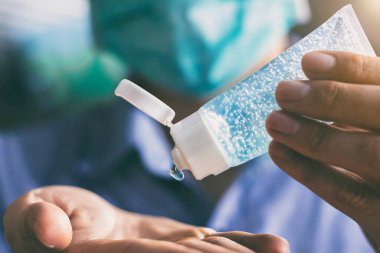 Alkol el jeli, mikropları ve koronavirüsü önler..