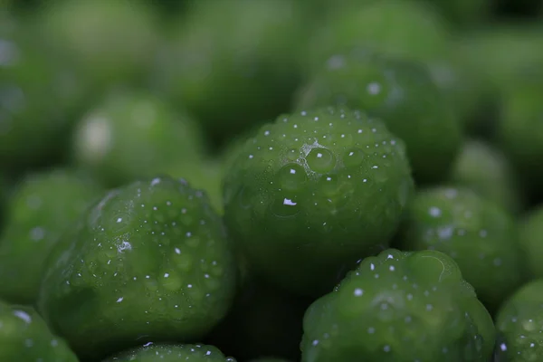 Yeşil bezelyelerdeki çiğ tanelerinin makro görüntüsü 